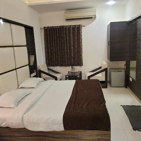 Golden Plaza Hotel Ahmedabad Exterior foto