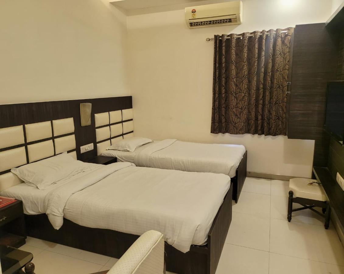 Golden Plaza Hotel Ahmedabad Exterior foto