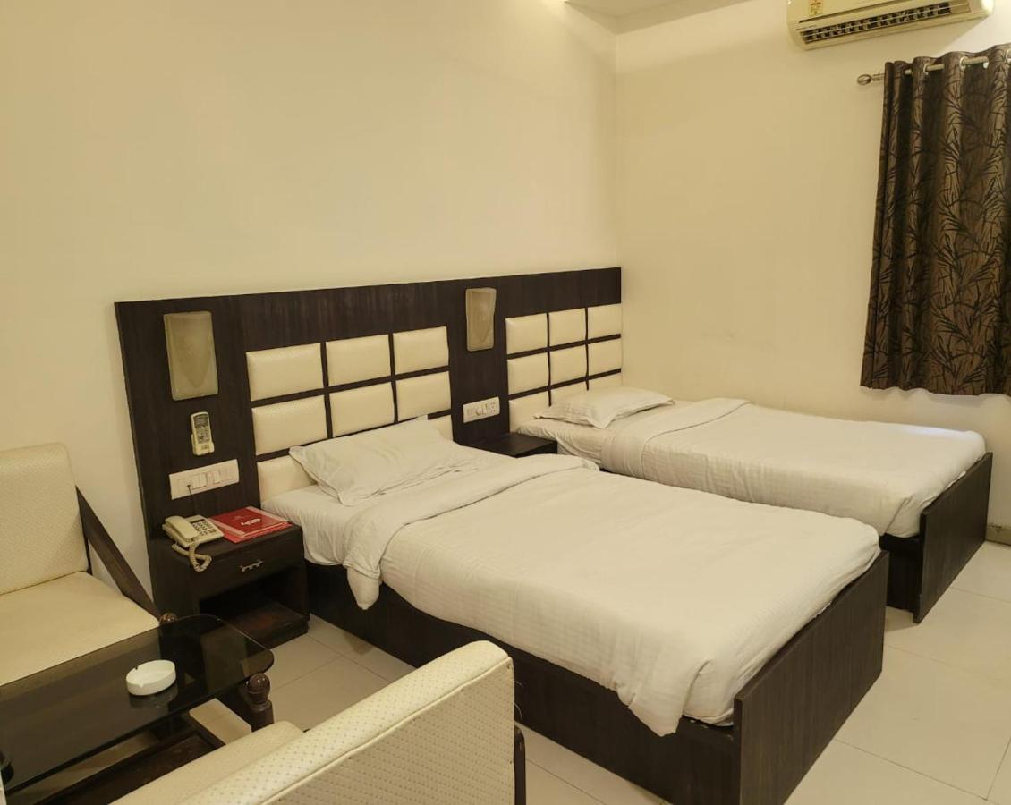 Golden Plaza Hotel Ahmedabad Exterior foto
