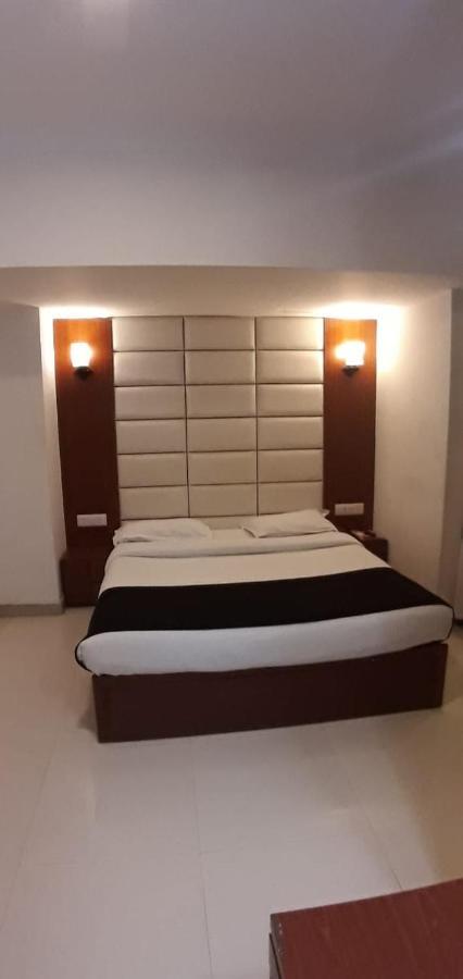 Golden Plaza Hotel Ahmedabad Exterior foto