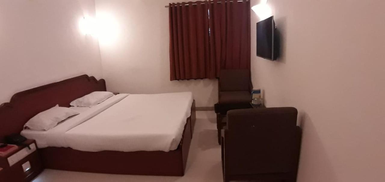 Golden Plaza Hotel Ahmedabad Exterior foto