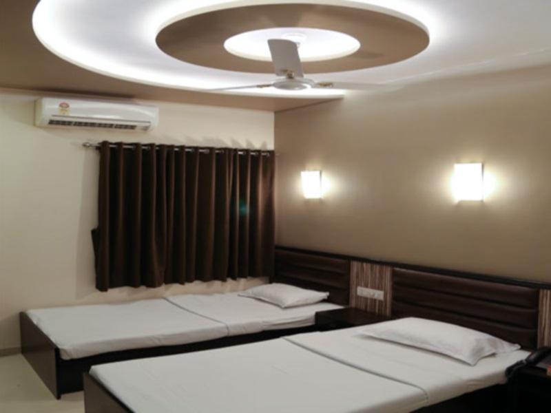 Golden Plaza Hotel Ahmedabad Exterior foto
