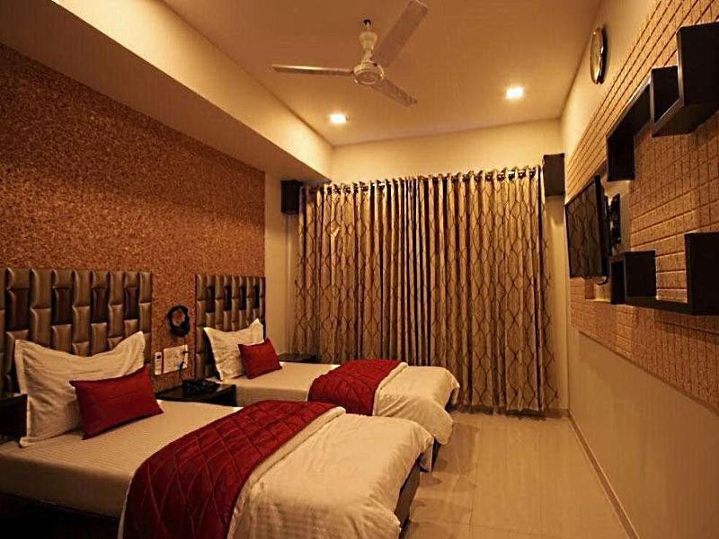 Golden Plaza Hotel Ahmedabad Exterior foto